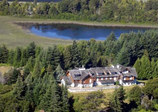 El hotel ubicado sobre el lago Moreno fue comprado por un inversor en u$s 7 millones.