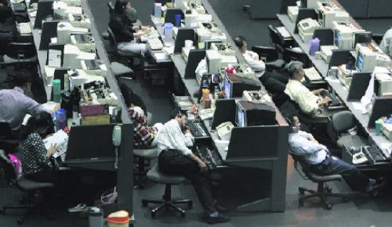 Muchos operadores de Bolsa pasan del trabajo al divn. 