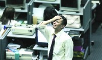 Japón se estremeció por el peor derrumbe bursátil en 21 años. El Nikkei cayó más del 9%. El secretario del Tesoro de Estados Unidos dio ayer un mensaje descarnado: "Las medidas no alcanzarán para contener la crisis rápidamente". 