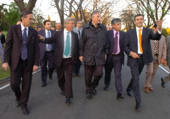 Pichetto, Soria, intendentes y legisladores caminaron con el ex presidente. Se fueron convencidos de que esta vez habrá gestos claros. 