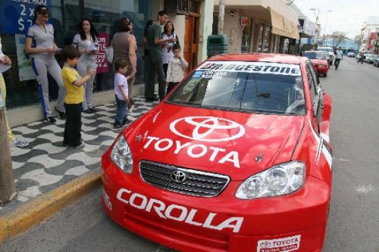 Uno de los Toyota estuvo en el centro de Viedma y no pasó desapercibido, sobre todo para los chicos. 