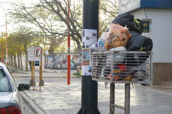 La basura en la ciudad contina acumulndose ante la toma en el corraln municipal. 