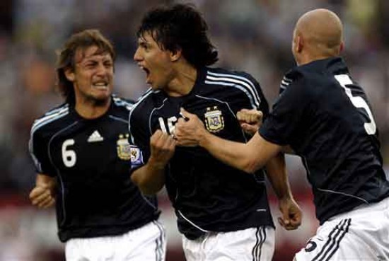 Con un gol de Messi a los 5 minutos del primer tiempo y otro de Agüero a los 13, Argentina comenzó ganando. (FOTO: AP)