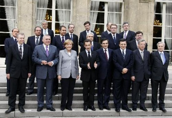 La mayoría de los presidentes europeos se juntaron ayer en París para consensuar la manera en que van a enfrentar el grave problema que presenta la economía mundial 