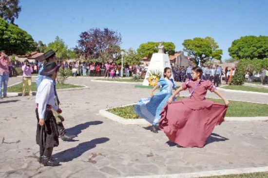 En un da esplndido, las danzas nativas se destacaron por su gracia en la plazoleta Mariano Ruiz. 