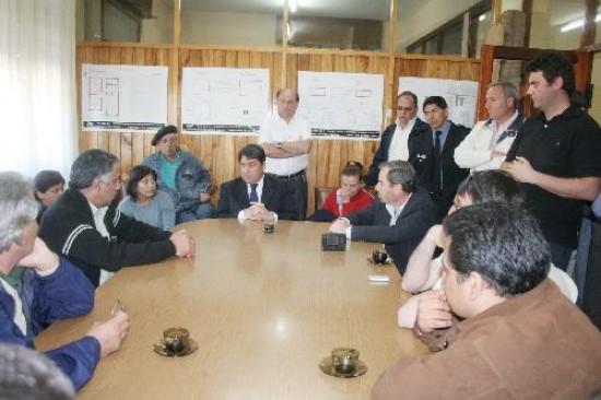El ministro Rodrguez escuch a los trabajadores y dijo que se evaluarn alternativas a la fuente laboral. 