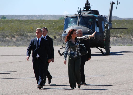 Cristina aterrizó en Roca y fue recibida por el intendente Soria (FOTO: Andrés Maripe)