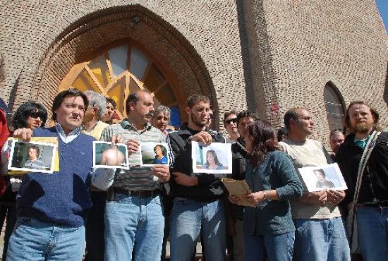 Dirigentes gremiales mostraron ayer frente a la catedral las fotos de los detenidos golpeados. 