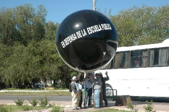 El gremio docente se hizo notar con un globo sobre el cielo reginense y protest delante de la presidenta en la planta potabilizadora. 