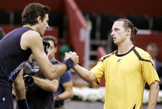 El saludo final de Del Potro y David. El de Tandil liquidó la historia en 85 minutos y se las verá con el suizo Federer. 
