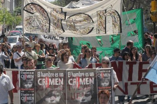 Poco antes del mediodía, cerca de 3.000 manifestantes unieron con su marcha el monumento al General San Martín con la Casa de Gobierno. 