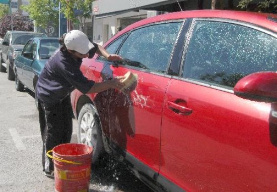 Neuqun es una de las ciudades del pas donde se ofrece el servicio de lavado de autos en la calle. 