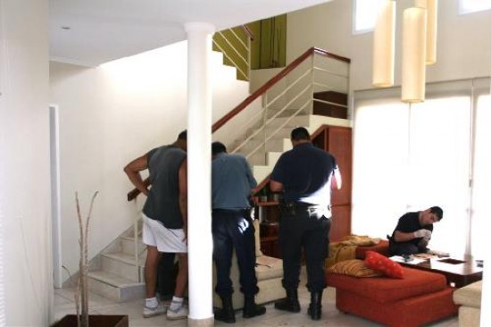 Personal del gabinete de Criminalstica, levant huellas en el interior del domicilio de la vctima. 