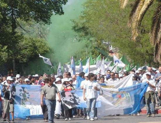 En la calle se manifestaron los sindicatos de las 62 Organizaciones. 