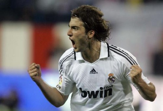 El ´Tanque´ Denis se asocia al festejo de Lavezzi, y el ´Pipita´ le dio el derby al Real Madrid. 
