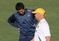 Riquelme volvió de la selección y "acomodó" la situación con Cáceres. Ischia, ante un partido clave para so continuidad. Simeone podría dar un paso fundamental para asegurar su continuidad en el banco de River. Buonanotte jugará como enganche. 