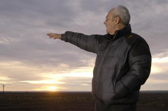 Bonuccelli aporta datos científicos sobre el desplazamiento y los efectos de los residuos. Las tres pilas de minerales con metales pesados están cerca de la casa de María y de los barrios más nuevos de San Antonio Oeste. María vive con su marido, sus hijos y nietos en la casa cercana a la escombrera. 