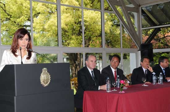 La presidenta durante la firma del convenio con los tamberon en la Quinta de Olivos (Foto: DyN)