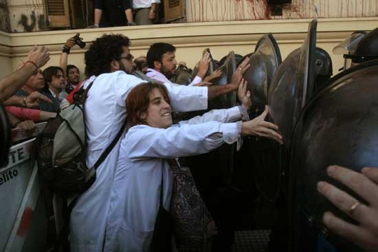 Incidentes entres docentes y policas frenta a la jefatura de gobierno porteo. (FOTO: DYN)