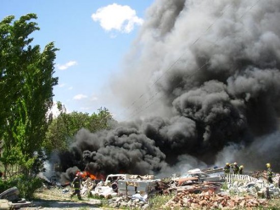 La densa humareda de los distintos materiales en combustión dificultó el combate a los bomberos voluntarios. 