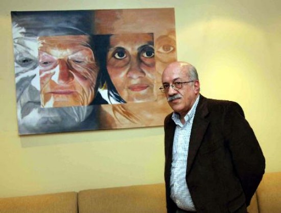 Rafael Pintos Lpez, junto a sus obras que se exponen en el hall de un hotel de Bariloche. 