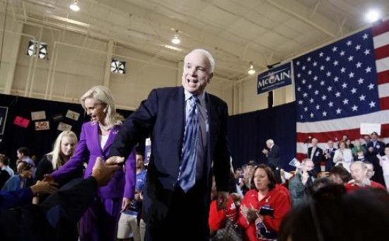 McCain destac sus dotes como militar decidido, pero a la gente sigue preocupndole ms la economa y el empleo. 
