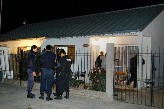 La polica realiza las primeras pericias en la vivienda donde se hallaron los cuerpos. (FOTO: Martn Brunella)
