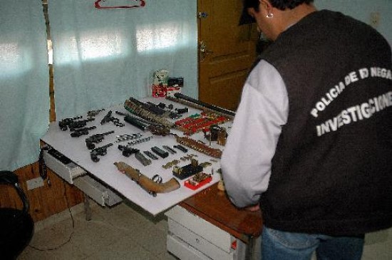 Las armas estaban en el equipo de msica de una casa en Anai Mapu. 