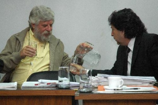 Un poco de agua: irigoyen y Ferrari, en la audiencia de ayer. 