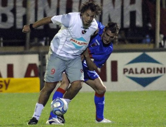 Cristian Fabbiani, la carta de gol en el equipo de Gamboa. 
