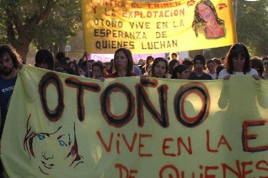 Unas 200 personas se manifestaron ayer para recordar a la joven de 16 años y decir: "Basta de impunidad". 