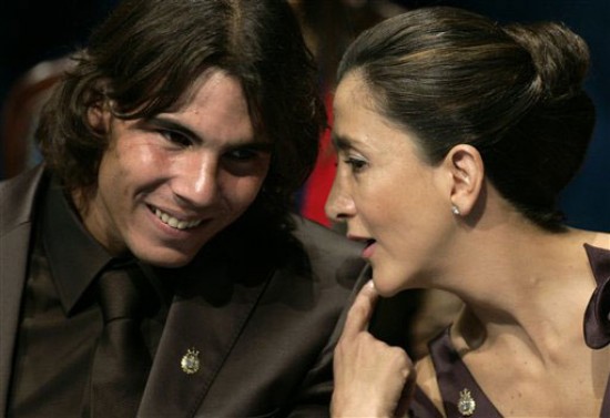 Ingrid Betancourt junto al tenista español Rafael Nadal en la entrega de los premios. (AP).