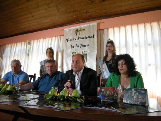 Rubén Belich, Luis Hernández y el intendente Bracalente durante el acto de lanzamiento, ayer, en el predio de los Camioneros. 