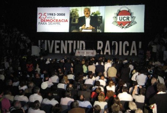 El ex presidente estuvo en duda por su delicada salud, y finalmente envi un mensaje grabado a los militantes en el Luna Park. 