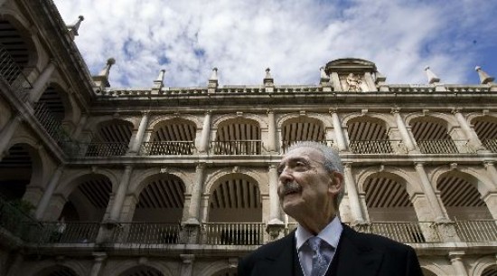 El poeta ha luchado desde hace años por recuperar a su nieta y saber el destino de su hija política. 