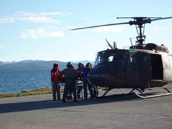 El helicóptero que trasladó al joven herido llegó cerca de las 8 de hoy al helipuerto de la ciudad. (Foto gentileza Parques Nacionales).