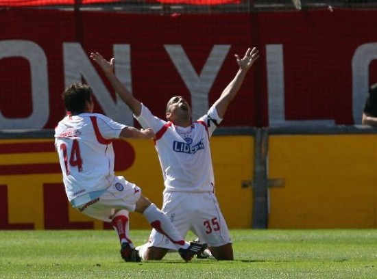 Recalde, autor del 1-0, recibe el saludo de Bogado. Argentinos baj a uno de los lderes. 