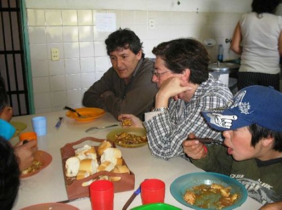 El ministro recorrió la zona andina y almorzó junto a los chicos de una de las escuelas. 