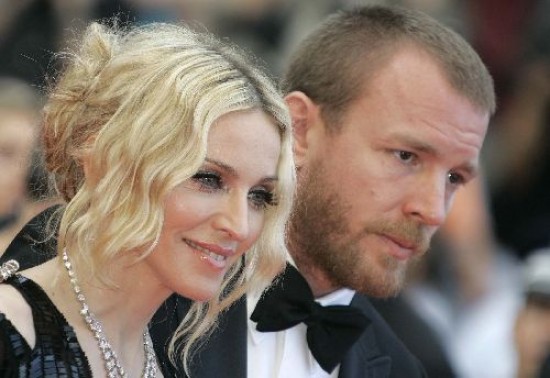 A poco de anunciar su separación del director de cine, Guy Ritchie, Madonna no gana para sustos. Aunque en esta oportunidad le tocó el turno a su ex. El diario "Sunday Mirror" dio a conocer en su portada el intento de ataque que protagonizó el joven de 16 años, que pudo ser detenido por los guardias de seguridad. "¿Dónde está Guy? ¡Lo mato!", dicen que gritó el joven, fanático de la estrella del pop, tirado en el suelo cuando fue interceptado en medio del set de rodaje de la última película de Ritchie. 