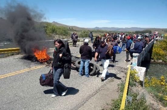 La manifestación sobre la ruta que une Junín con San Martín golpeó el corazón de la región turística del sur de Neuquén. 