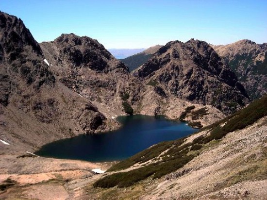 Laguna Negra. En sus inmediaciones se encuentra el refugio adonde el grupo de estudiantes se dirigía por una picada rocosa y nevada. 