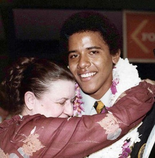 Obama, junto a su abuela, en la fiesta de graduacin, en 1977. 