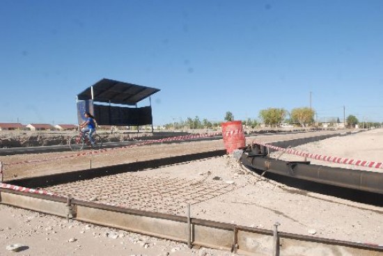 Los vecinos de Roca se quejaron porque el ancho del asfalto es mucho menor a lo proyectado. 