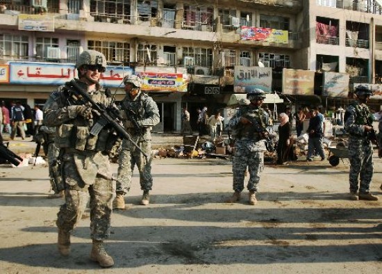 Los soldados de EE. UU. recorren las calles de Irak. 