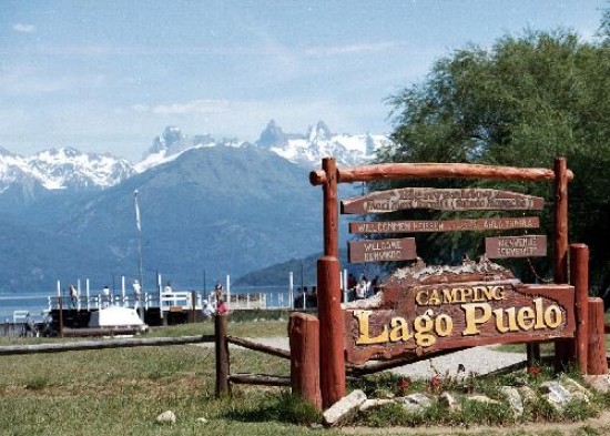 El cerro Tres Picos al fondo, con sus nieves perennes, todo un cono del Parque Nacional Lago Puelo. 