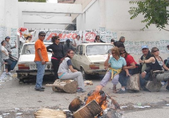 El gremio de los municipales bloquea el ingreso de autos al edificio comunal. 
