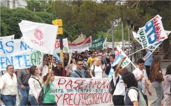 Estatales marcharon por la mañana hasta Casa de Gobierno, en Neuquén Capital. (Foto: Gabriel Oyarzo).