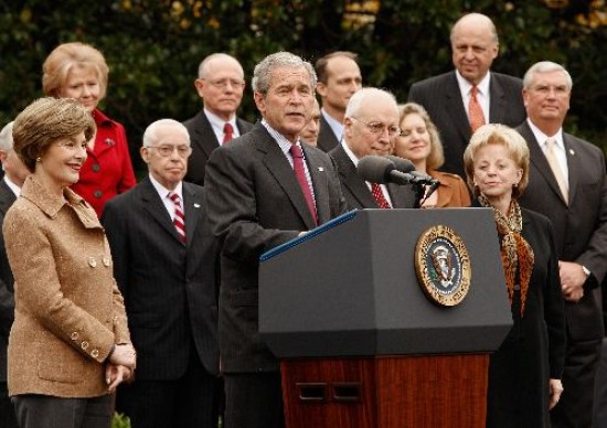 Bush reapareci, pero conserva un perfil bajo. 