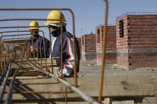 Las obras ya empezadas siguen su ritmo, pero no se ponen en marcha nuevos proyectos. 