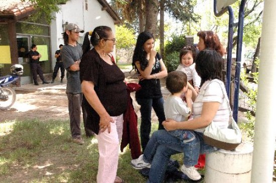 Los vecinos de Puente de Madera protestan frente a las oficinas de ARSA. 